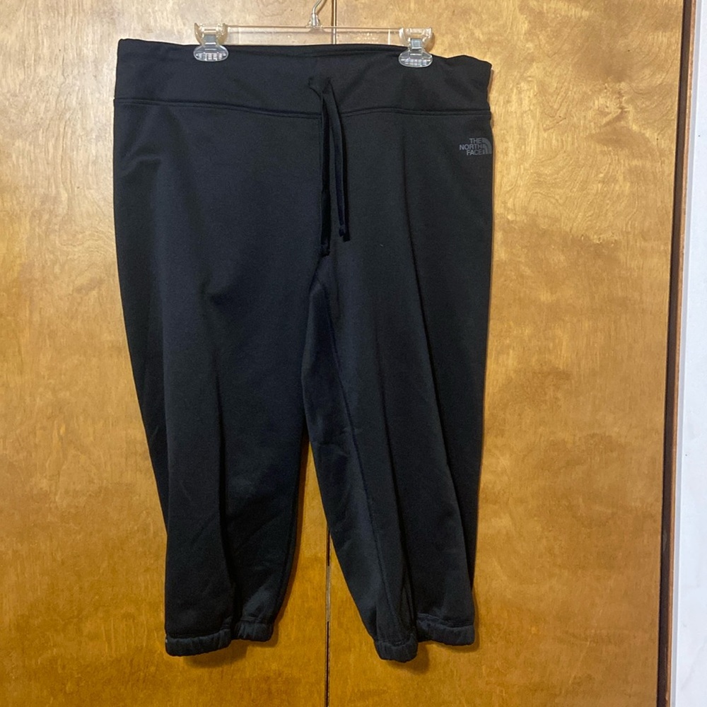 NWT. The North Face Fave-Our-Ite Fleece Lined Capri Joggers pants. XL
